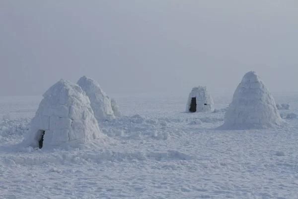 白雪背景下的冰屋冬季景观 — 图库照片