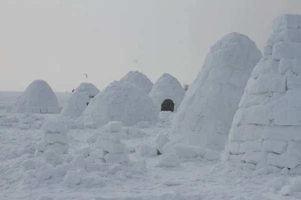 Zimowy Krajobraz Lodem Igloo Białym Tle Śniegu — Zdjęcie stockowe