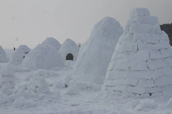 俄克拉荷马州 Novosibirsk 2022年2月13日 年轻人用雪块建造雪球 寒假寒假和新年假期 — 图库照片