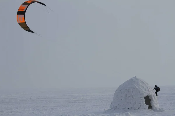 Russland Novosibirsk Februar 2022 Junge Leute Bauen Schnee Iglus Mit — Stockfoto