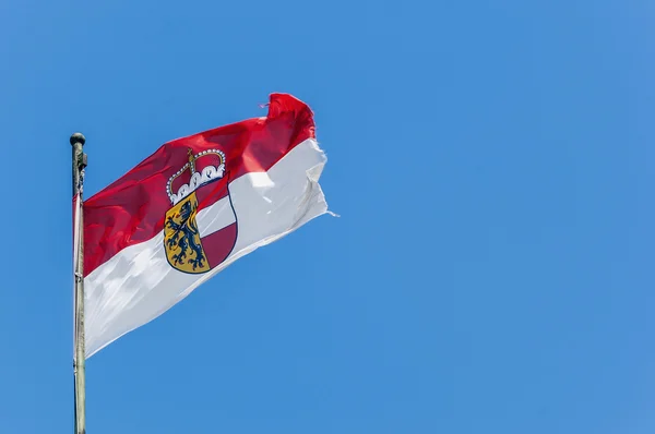 Flaga i herb salzburg, austria — Zdjęcie stockowe