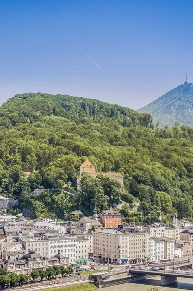 Wznosi się wzgórze Kapuzinerberg w salzburg, austria — Zdjęcie stockowe