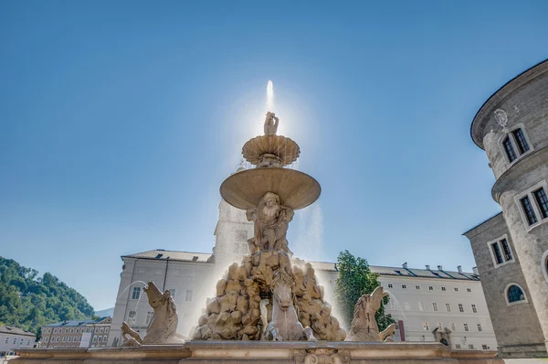 Residenzbrunnen fontein op residenzplatz in salzburg, Oostenrijk — Stockfoto