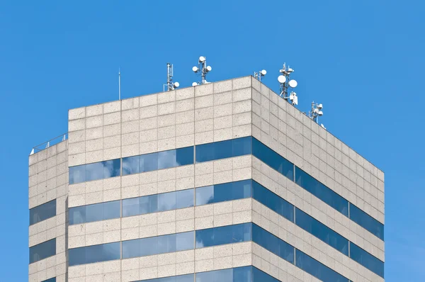 Telecommunication antennas on a rooftop of a modern building. — Stock Photo, Image