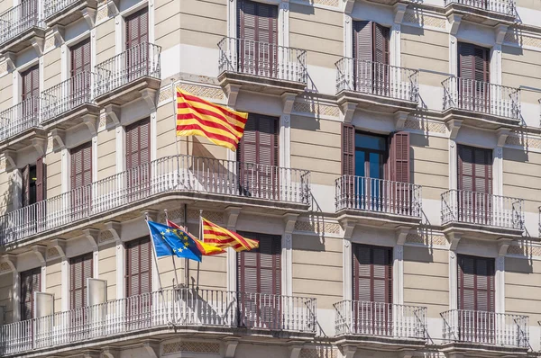 Independentist znaky a vlajky na ulicích Barcelony. — Stock fotografie