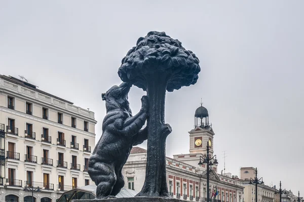 Urso e Morango Árvore em Madrid, Espanha — Fotografia de Stock