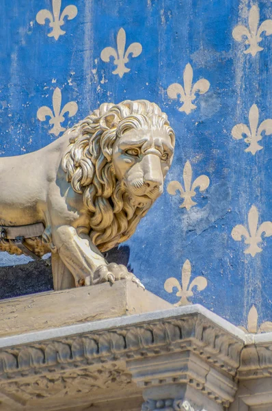 El Marzocco, el león esculpido por Donatello, el símbolo de Flor — Foto de Stock