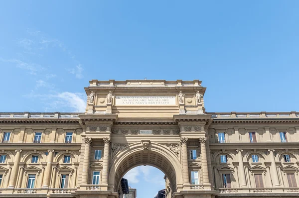 Арка на площади Республики во Флоренции, Италия — стоковое фото