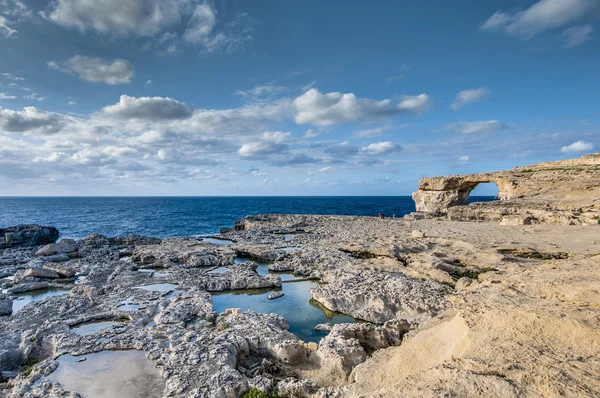 Azuurblauwe venster in Maltese eiland gozo, malta. — Stockfoto
