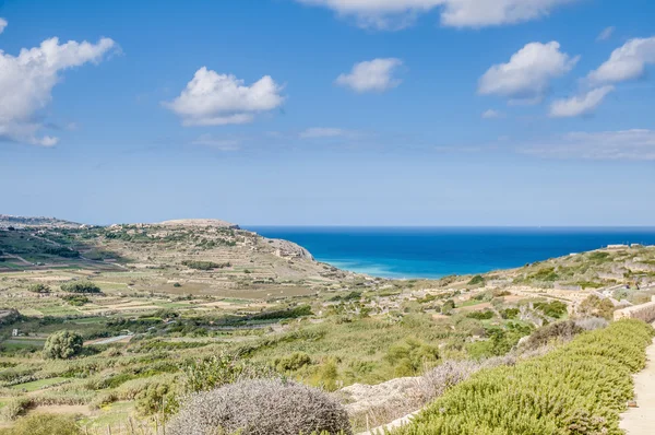 Залив Рамла, на северной стороне Гоцо, Мальта — стоковое фото