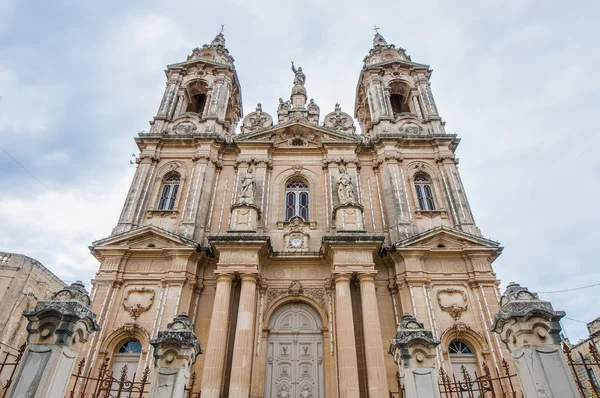 Kostel Nanebevzetí Panny Marie v Praha, malta — Stock fotografie