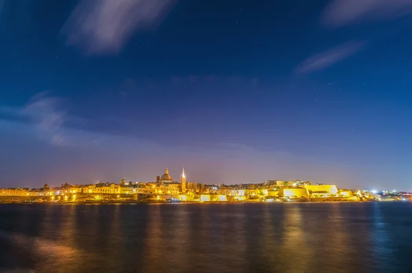 Valletta vista del horizonte frente al mar, Malta — Foto de Stock