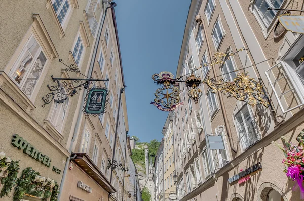 Ulica Getreidegasse, handlowej ulicy w samym sercu Salzburga, austr — Zdjęcie stockowe