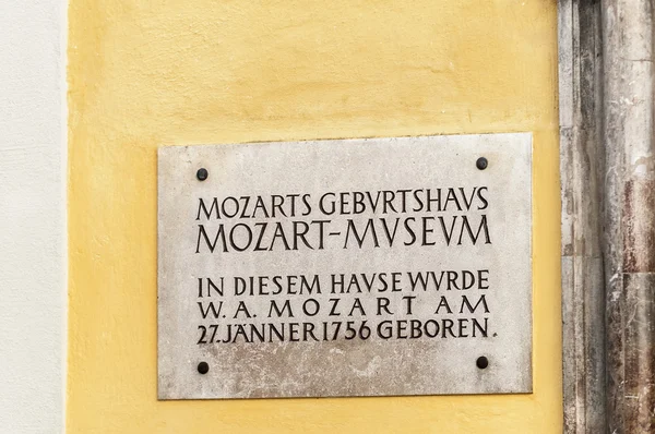 Local de nascimento de Mozart (Mozarts Geburtshaus) em Salzburgo, Áustria — Fotografia de Stock