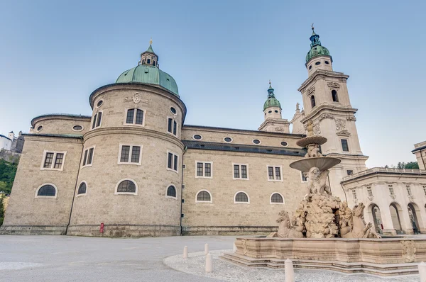 Salzburská katedrála (salzburger dom) na náměstí residenzplatz, Rakousko — Stock fotografie