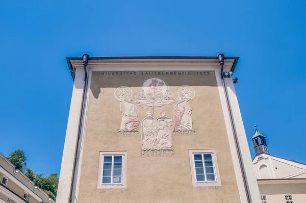 Reloj de sol en la fachada de la Universidad de Salzburgo, Austria — Foto de Stock