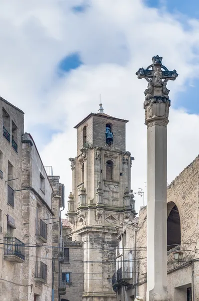 Antagandet kyrka klocktorn i calaceite, spain — Stockfoto