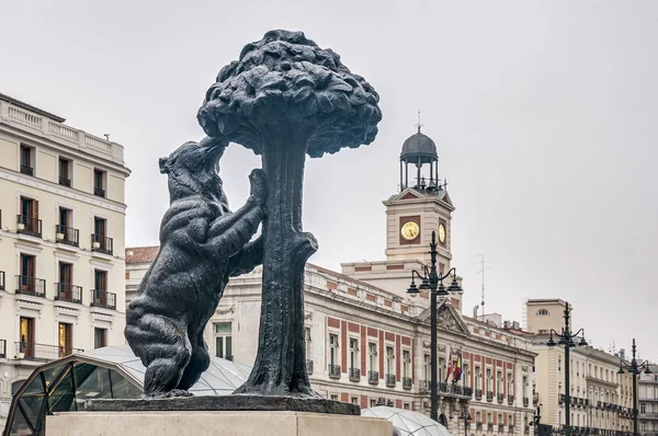 Urso e Morango Árvore em Madrid, Espanha — Fotografia de Stock