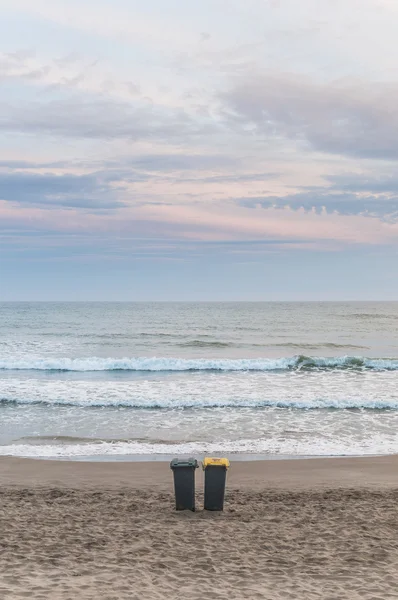 Duas latas de lixo na praia — Fotografia de Stock
