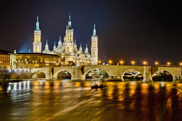 Ponte de Pedra do outro lado do rio Ebro em Zaragoza, Espanha — Fotografia de Stock