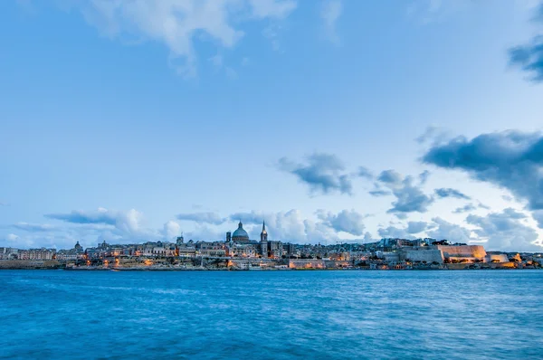 Valletta vista del horizonte frente al mar, Malta — Foto de Stock