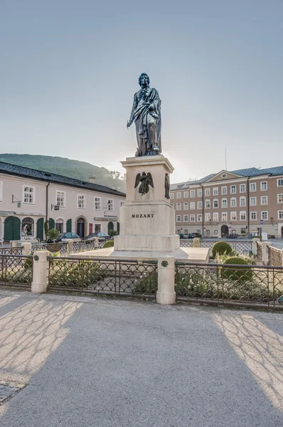 Estátua de Mozart na Praça Mozart (Mozartplatz) em Salzburgo, Austri — Fotografia de Stock