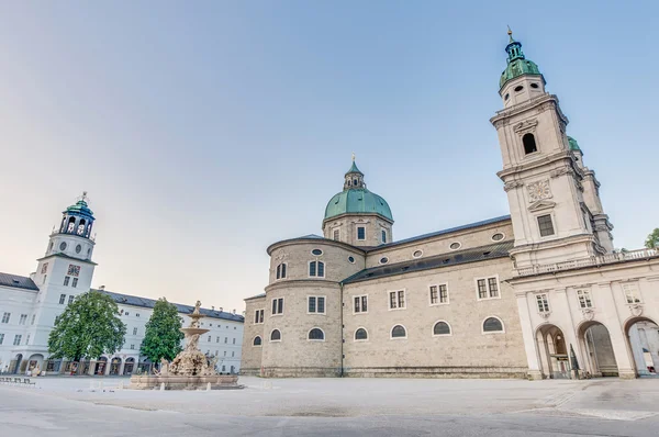 Dom van Salzburg (salzburger dom) op residenzplatz, Oostenrijk — Stockfoto