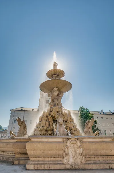 Fuente Residenzbrunnen en Residenzplatz en Salzburgo, Austria — Foto de Stock