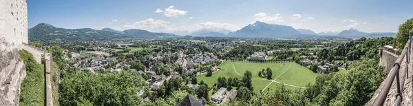Linha do horizonte de Salzburgo vista do ponto de vista sul do forte — Fotografia de Stock