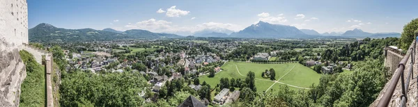 Skyline de Salzburgo visto desde el mirador sur de la fortaleza — Foto de Stock