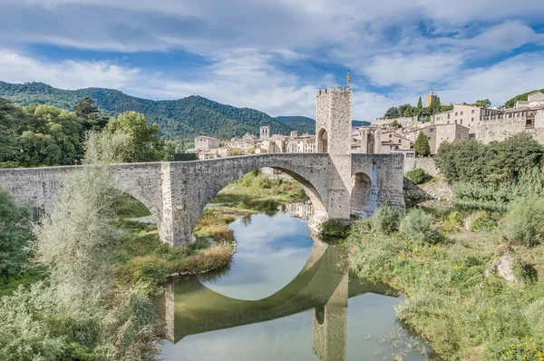 Μεσαιωνικό γεφύρι στο besalu, Ισπανία — Φωτογραφία Αρχείου