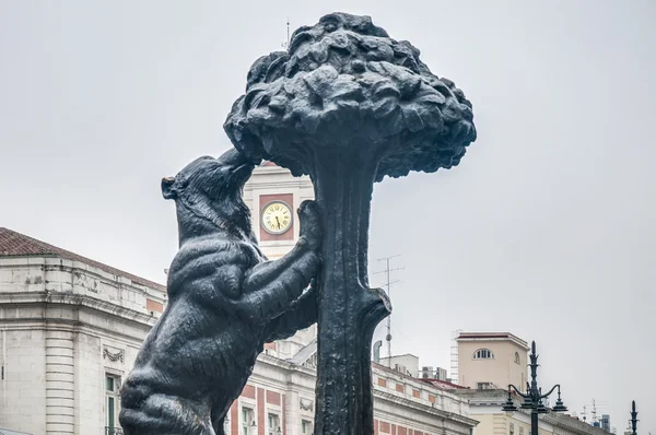 Bär und Erdbeerbaum in Madrid, Spanien — Stockfoto