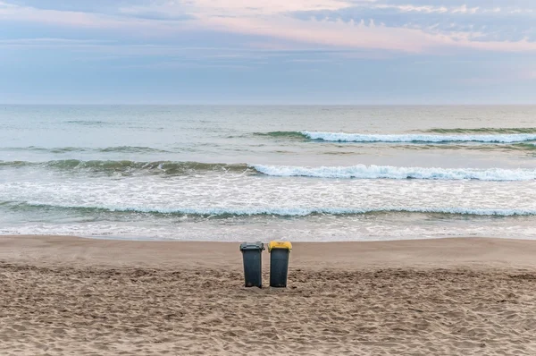 Sahilde iki çöp kutuları — Stok fotoğraf