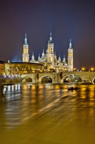 Kamenný most přes řeku ebro v zaragoza, Španělsko — Stock fotografie