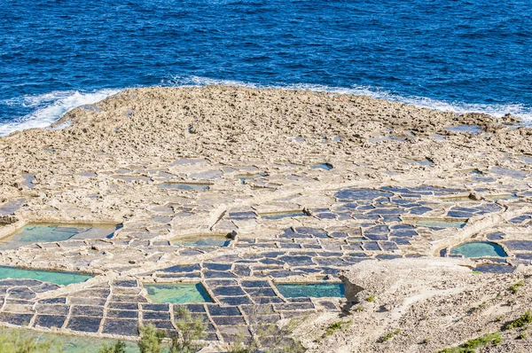 ゴゾ島、マルタで qbajjar 近くの塩の干潟. — ストック写真