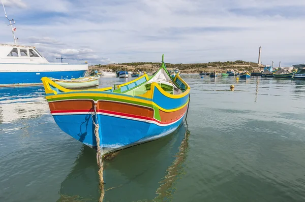 Kajjik boot im marsaxlokk hafen in malta. — Stockfoto