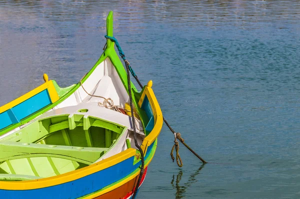 Traditionella Yuna båt vid marsaxlokk harbor på malta. — Stockfoto