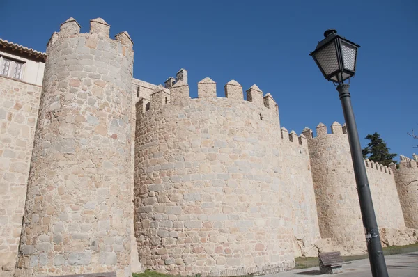 Försvarsmurar tornet i avila, Spanien — Stockfoto