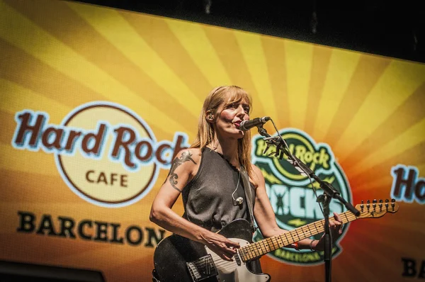 Amelie εκτελεί στη συναυλία «hard rock βραχάκια la merce» εντός — Φωτογραφία Αρχείου