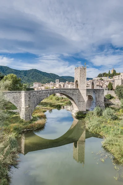 Jembatan abad pertengahan di Besalu, Spanyol — Stok Foto