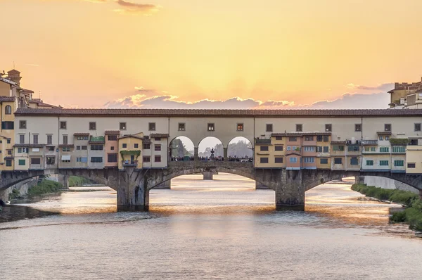 El Ponte Vecchio (Puente Viejo) en Florencia, Italia . — Foto de Stock