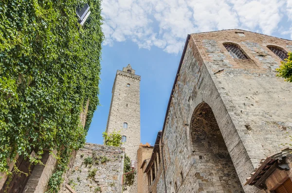 Edificio del ayuntamiento en San Gimignano, Italia — Foto de Stock
