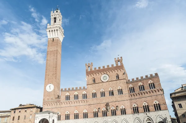 Veřejné palác a věž mangia v siena, Itálie — Stock fotografie