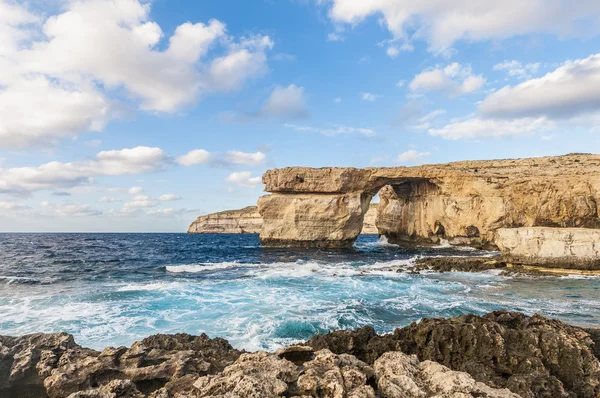 Ventana azul en la isla de Gozo, Malta . — Foto de Stock