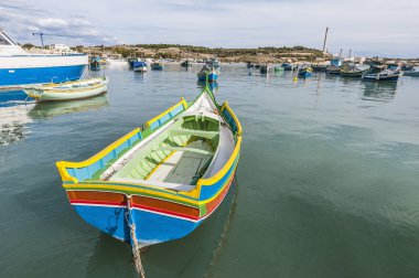 kajjik tekne, malta limanında marsaxlokk.