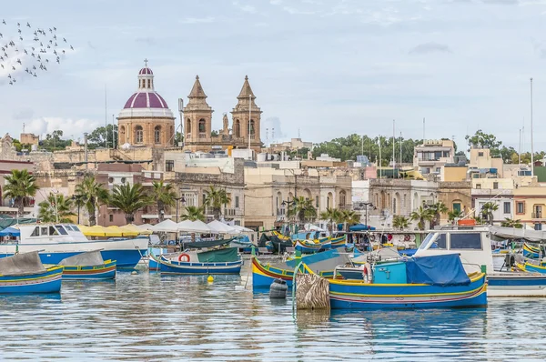 Marsaxlokk Malta bir balıkçı köyü olan liman. — Stok fotoğraf