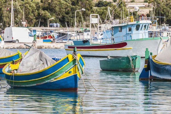 Traditionella Yuna båt vid marsaxlokk harbor på malta. — Stockfoto