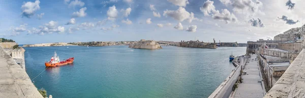 3 つの都市 valletta、マルタから見られるように — ストック写真