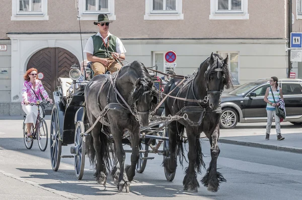 Kutsche auf salzburger straßen, Österreich — Stockfoto