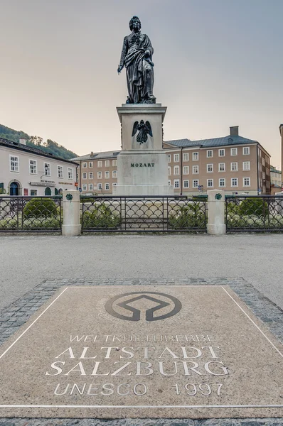 Mozart staty på mozart square (mozartplatz) på salzburg, austri — Stockfoto